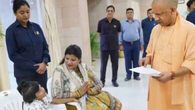 ‘जनता दर्शन’: स्कूल में प्रवेश को लेकर सीएम से मिलीं नन्ही मायरा
