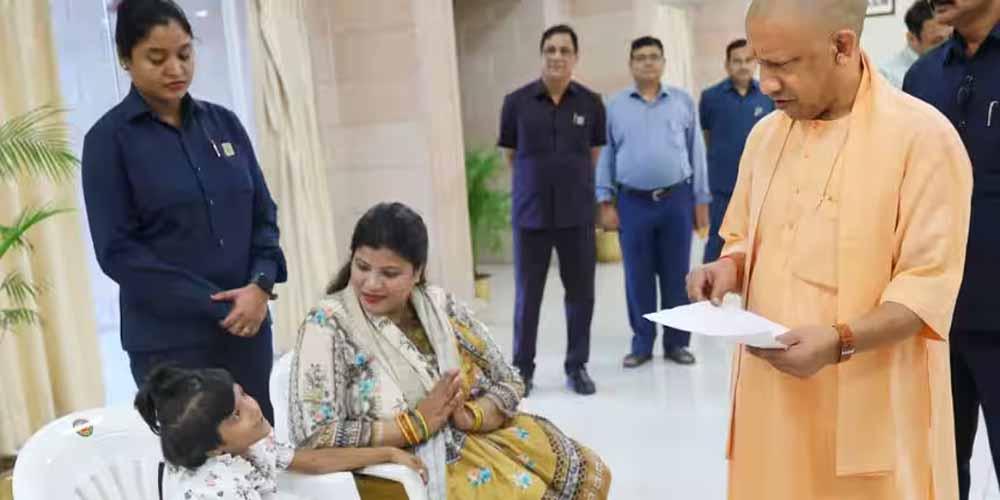 ‘जनता दर्शन’: स्कूल में प्रवेश को लेकर सीएम से मिलीं नन्ही मायरा