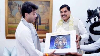 मुख्यमंत्री डॉ. यादव ने केंद्रीय मंत्री सिंधिया से मुलाक़ात कर भेंट की वैदिक घड़ी