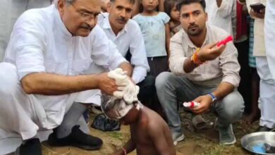 PM मोदी के जन्मदिन पर BJP सांसद का अनोखा जश्न, बच्चों को नहलाया और कपड़े धोए