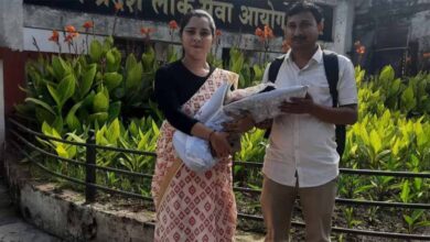 20 दिन की बेटी को गोद में लेकर DSP बनीं मैहर की वर्षा, पहली रैंक से किया इतिहास!