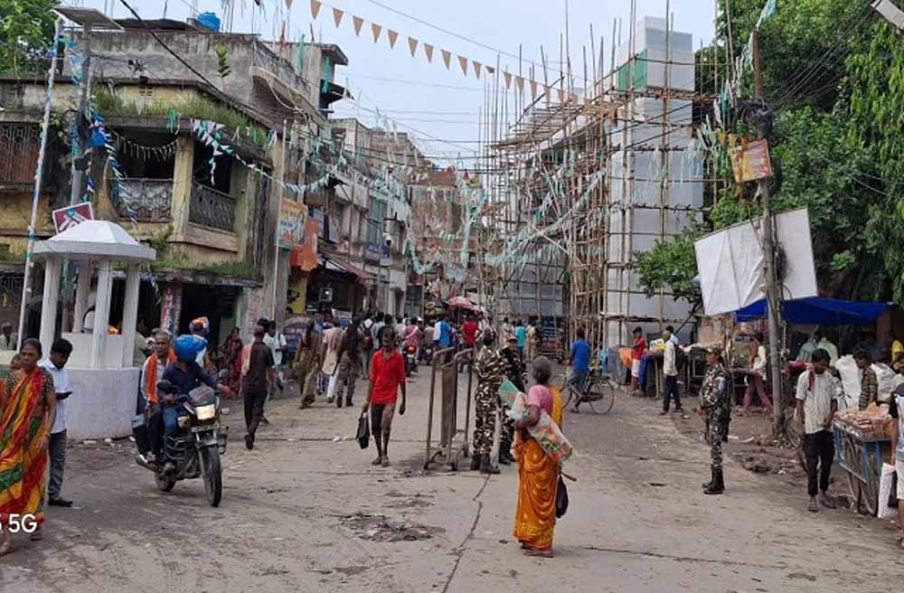 भयानक तस्वीरें: बिहार के इस गांव में नेपाल से लगी आग, घर और बाइकें जलते देख लोग सहम गए