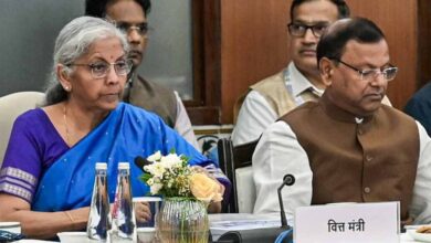 जूते-चप्पल और कपड़े होंगे सस्ते, GST काउंसिल ने घटाए टैक्स स्लैब