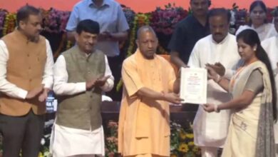 मुख्यमंत्री योगी ने अनुदेशकों को नियुक्ति पत्र सौंपा, कहा- ईमानदारी से प्रदेश की सेवा करें मुख्यमंत्री योगी ने अनुदेशकों को नियुक्ति पत्र सौंपा, कहा- ईमानदारी से प्रदेश की सेवा करें