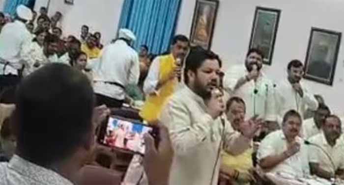 मेयर पर बरसे बीजेपी पार्षद, विपक्ष संग किया विरोध प्रदर्शन, सदन में हंगामा मेयर पर बरसे बीजेपी पार्षद, विपक्ष संग किया विरोध प्रदर्शन, सदन में हंगामा