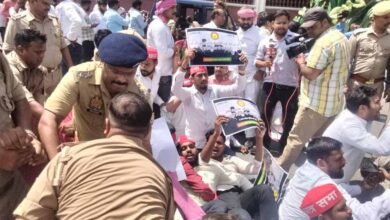 सपा छात्र सभा ने ABVP समर्थन में किया प्रदर्शन, पुलिस के साथ हुई तीखी झड़प