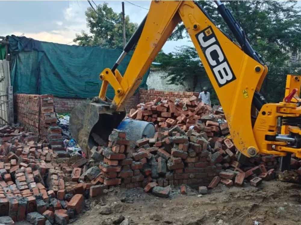 संभल में बुलडोजर ने मचाया कहर, सपा विधायक के कब्जे से मुक्त हुई सरकारी जमीन