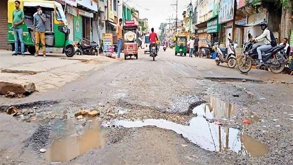 ग्वालियर की सड़कों की बदहाली पर प्रशासन की सख्त कार्रवाई, युद्धस्तर पर शुरू हुई मरम्मत और मॉनिटरिंग ग्वालियर की सड़कों की बदहाली पर प्रशासन की सख्त कार्रवाई, युद्धस्तर पर शुरू हुई मरम्मत और मॉनिटरिंग