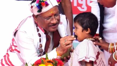 मुख्यमंत्री साय का आत्मीय और वात्सल्यपूर्ण व्यवहार : नन्ही बच्ची भूमिका बघेल को दुलारते हुए खिलाया महुआ लड्डू मुख्यमंत्री साय का आत्मीय और वात्सल्यपूर्ण व्यवहार : नन्ही बच्ची भूमिका बघेल को दुलारते हुए खिलाया महुआ लड्डू