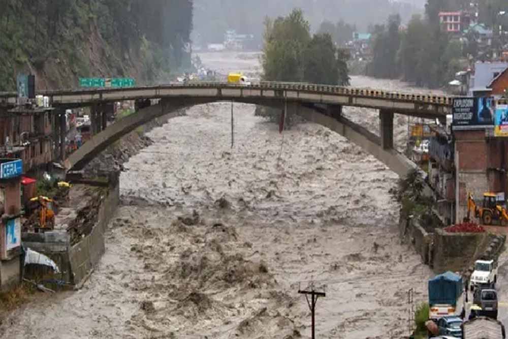 हिमाचल में मानसून का कहर: 583 लिंक रोड और 3 राष्ट्रीय राजमार्ग बंद, 215 की मौत