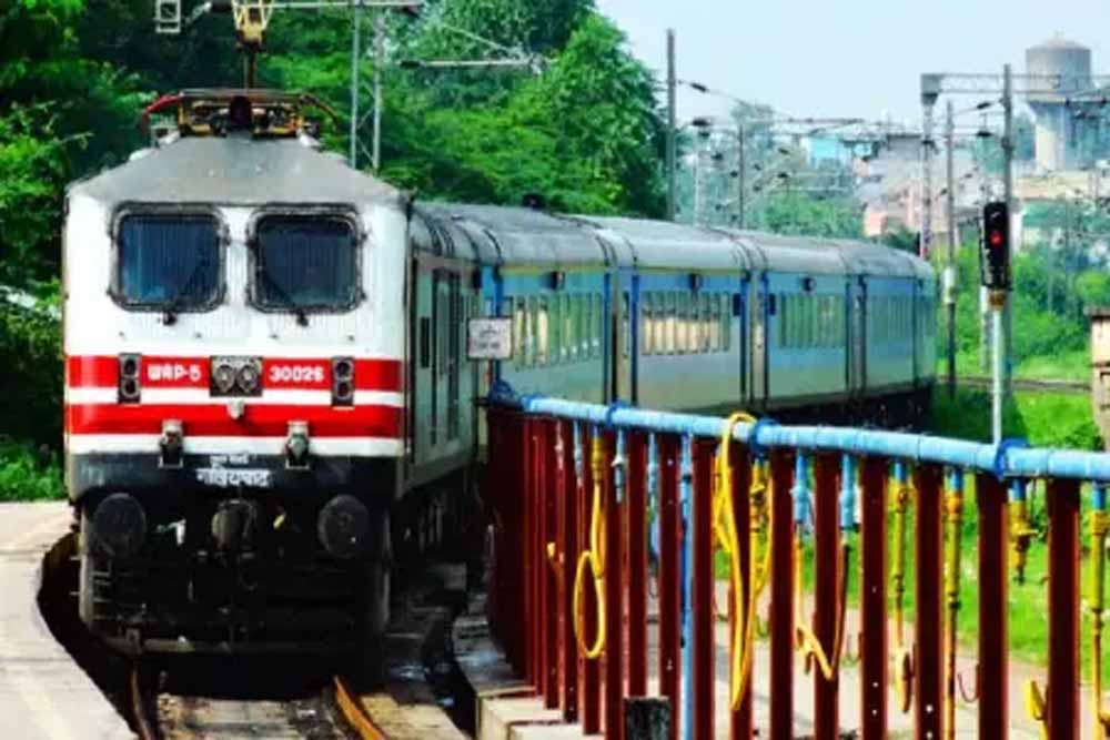 UP-बिहार जाने वालों के लिए खुशखबरी, रेलवे चलाएगा 150 पूजा स्पेशल ट्रेनें