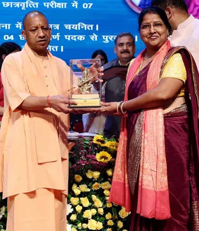 शिक्षक दिवस पर UP में बड़ा तोहफा, अब शिक्षकों को मिलेगा कैशलेस इलाज का लाभ