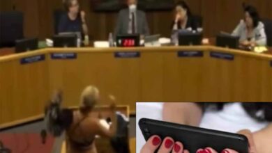 बोर्ड मीटिंग में महिला ने अचानक ऐसा किया कि सबके होश उड़ गए, वीडियो वायरल!