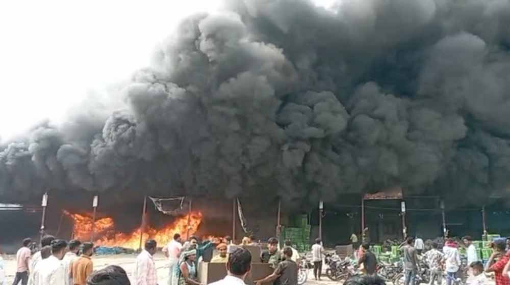 सब्जी मंडी में भीषण आग: लाखों का नुकसान, फायर ब्रिगेड की दमकल कर रही आग बुझाने के प्रयास