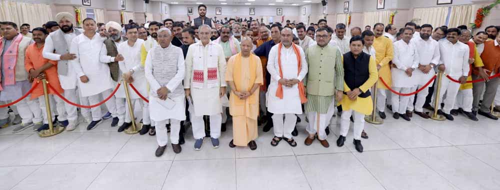 गोपाष्टमी पर मुख्यमंत्री आवास पहुंचे गन्ना किसान, गन्ना मूल्य बढ़ाने पर किया सीएम योगी का अभिनंदन