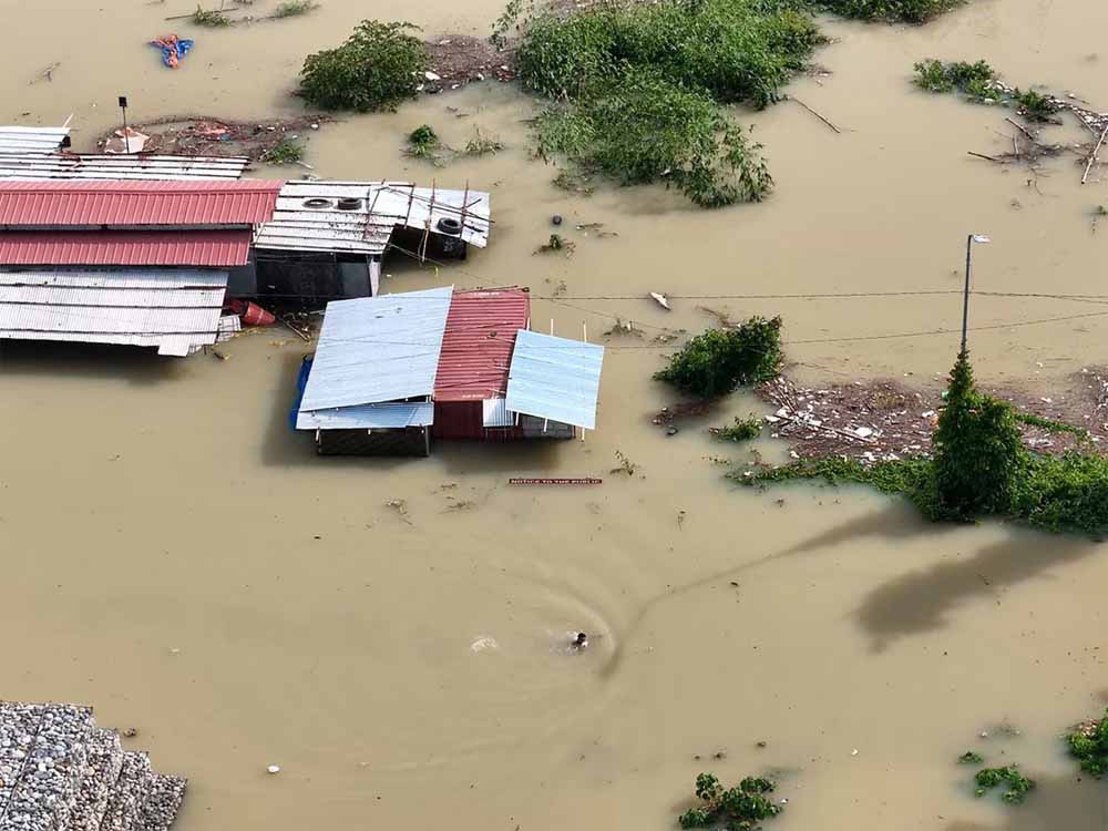 पश्चिम बंगाल में तबाही मचाती बारिश: दार्जिलिंग में पुल गिरा, 6 की दर्दनाक मौत