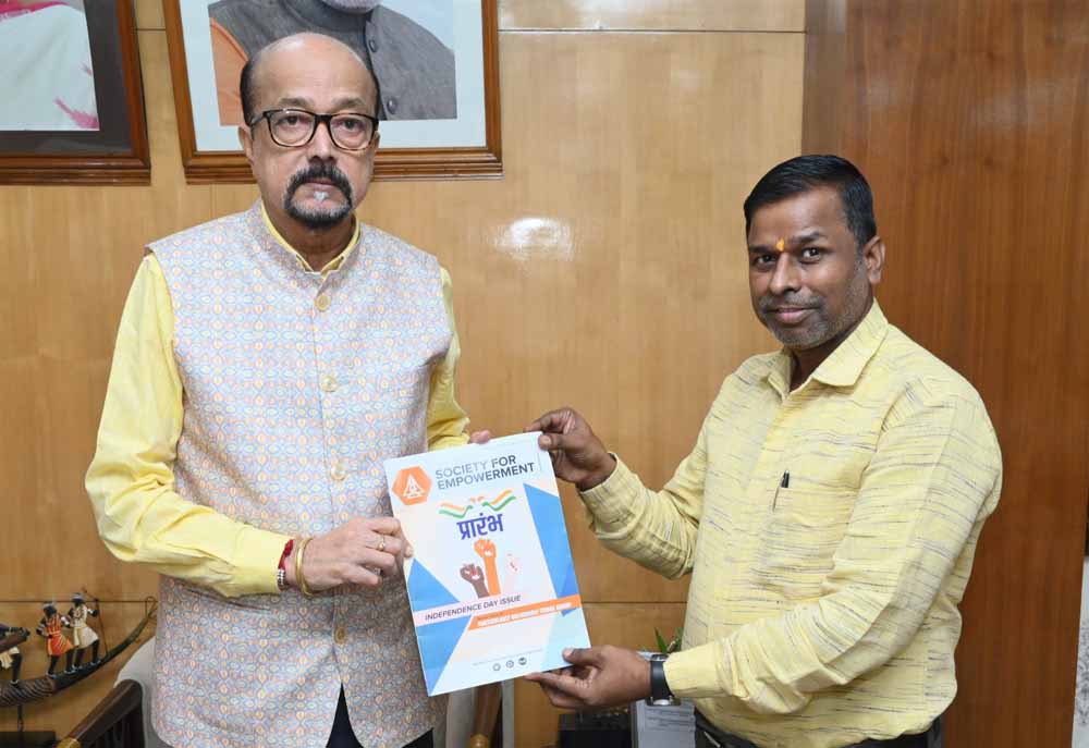 राज्यपाल डेका को ‘प्रारंभ‘ पत्रिका का विशेषांक भेंट