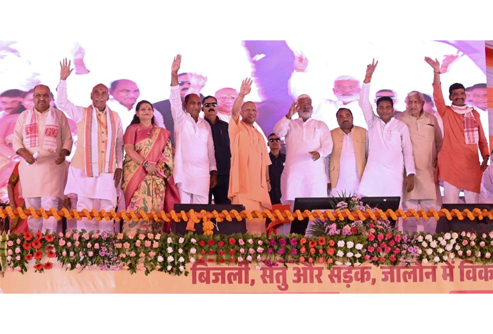 सपा मुखिया को संतों, सामाजिक न्याय के पुरोधाओं में सांप्रदायिकता दिखती है और दंगाइयों में शांति के दूत नजर आते हैंः योगी