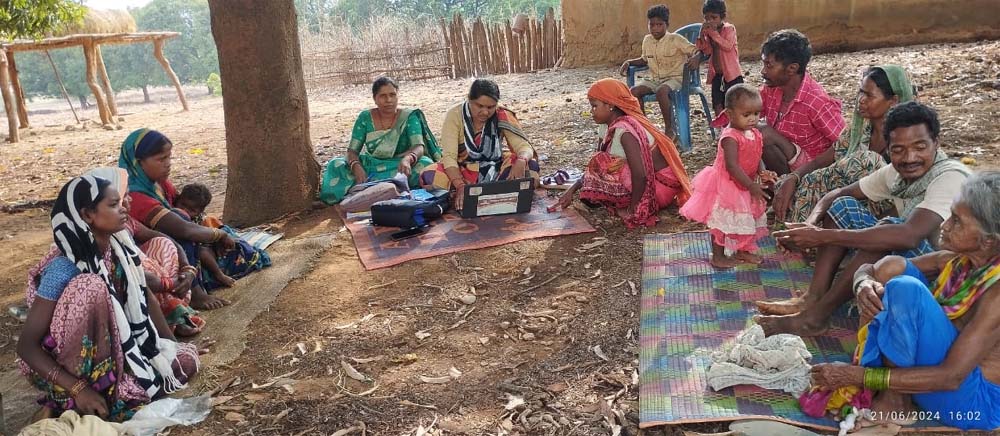 बैंक सखी बालेश्वरी गांव-गांव में पहुंचा रहीं हैं बैंकिंग सुविधाएं