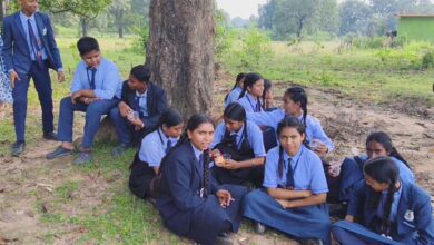 शिक्षिका के खिलाफ छात्रों का धरना : आरोप – तीन सालों से कर रही मानसिक प्रताड़ना, प्रभावशाली रिश्तों का डर दिखाती हैं