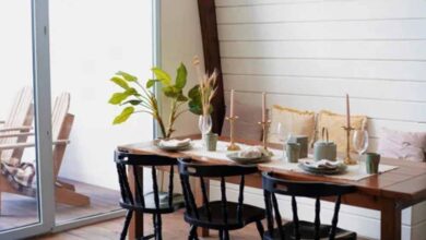 डाइनिंग टेबल पर ये चीजें रखने से होता है वास्तु दोष, जानें बचाव के आसान उपाय डाइनिंग टेबल पर ये चीजें रखने से होता है वास्तु दोष, जानें बचाव के आसान उपाय