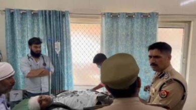 पीलीभीत: कोर्ट परिसर में अधिवक्ता पर धारदार हथियार से हमला, दरोगा भी घायल,  दो गिरफ्तार