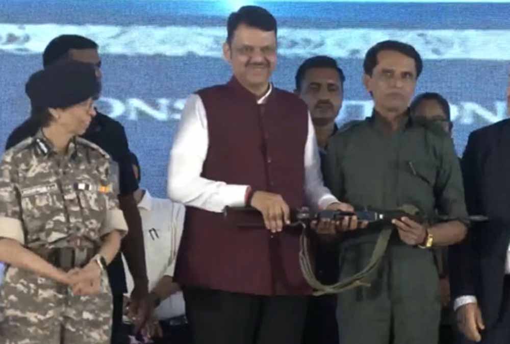 गढ़चिरौली: सीएम फडणवीस के सामने 60 नक्सलियों का सरेंडर, कमांडर सोनू ने किया हथियार समर्पण गढ़चिरौली: सीएम फडणवीस के सामने 60 नक्सलियों का सरेंडर, कमांडर सोनू ने किया हथियार समर्पण