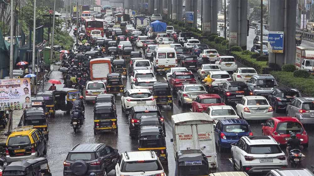 मुंबई-अहमदाबाद हाईवे पर 12 घंटे फंसे 500 स्कूली छात्र, लगा भीषण जाम