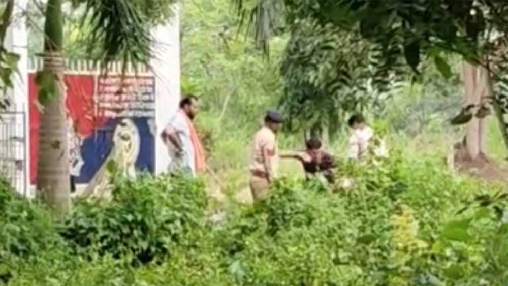 जेल के बाहर युवक पर बर्बर हमला, जेलर और आरक्षकों की कथित पिटाई का वीडियो वायरल