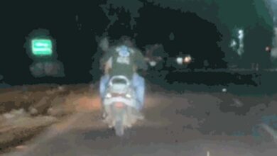 कांकेर में चलती स्कूटी पर कपल का सार्वजनिक रोमांस, वीडियो वायरल होने पर मचा हड़कंप