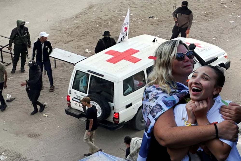 हमास की कैद से 2 साल बाद रिहा हुए 7 इजरायली, तेल अवीव में जश्न; क्या अब टकराव फिर बढ़ेगा? हमास की कैद से 2 साल बाद रिहा हुए 7 इजरायली, तेल अवीव में जश्न; क्या अब टकराव फिर बढ़ेगा?