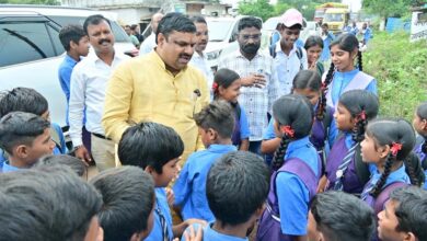 रायपुर : शिक्षा मंत्री गजेन्द्र यादव ने विद्यार्थियों से की आत्मीय भेंट, अनुशासन और लगन को बताया सफलता का मंत्र रायपुर : शिक्षा मंत्री गजेन्द्र यादव ने विद्यार्थियों से की आत्मीय भेंट, अनुशासन और लगन को बताया सफलता का मंत्र