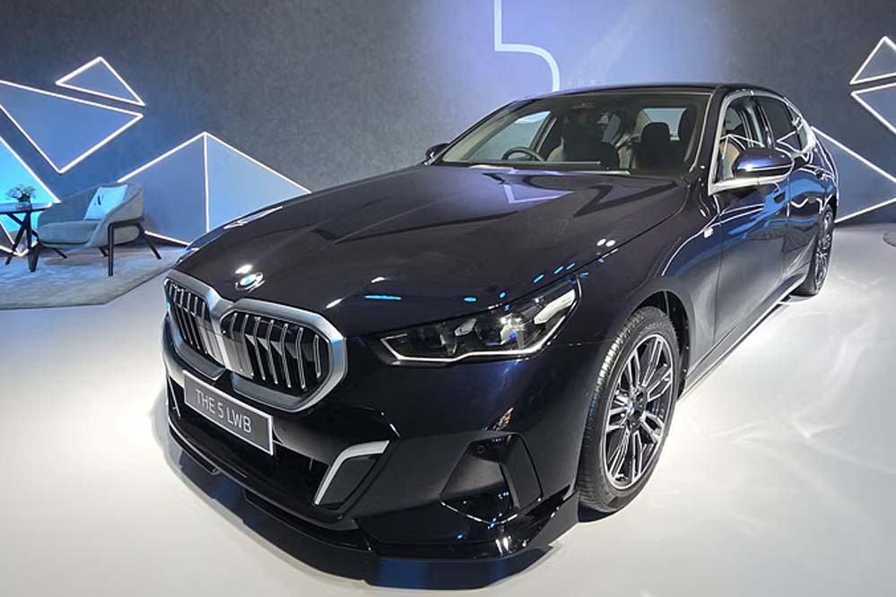 BMW की 2025 में तगड़ी शुरुआत, नौ महीने में बिकीं 11,978 कारें, 13% की ग्रोथ दर्ज