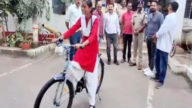 छात्रा की टूटी साइकिल लेकर पहुंची थाने, इंस्पेक्टर ने दिल जीत लिया — नई साइकिल कर दी भेंट