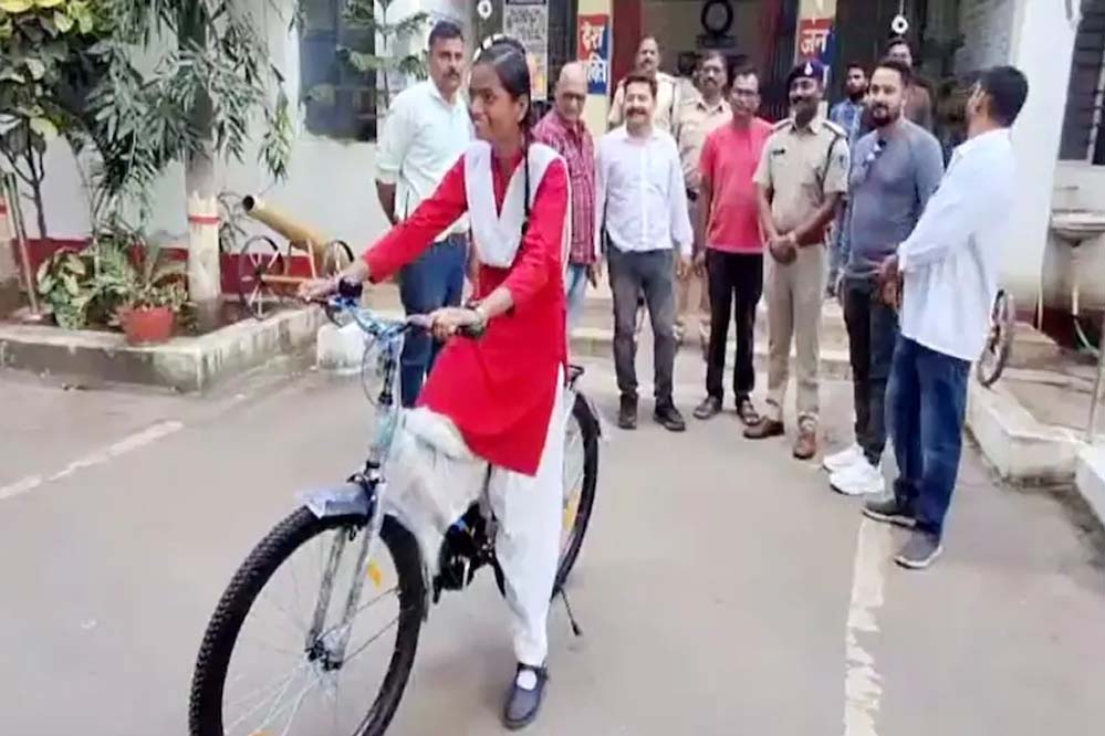 छात्रा की टूटी साइकिल लेकर पहुंची थाने, इंस्पेक्टर ने दिल जीत लिया — नई साइकिल कर दी भेंट