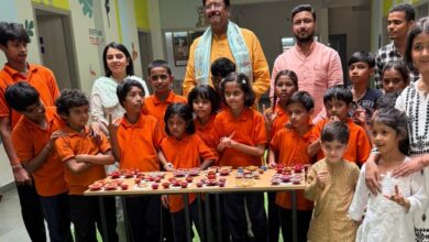 दिव्यांग बच्चों की मेहनत को मिला सहारा: अंजय शुक्ला ने कोपल वाणी से खरीदे 15,000 रुपये के दीपक, बढ़ाया उनका हौसला