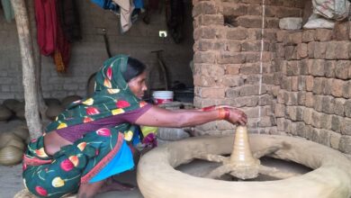 मिट्टी के दीयों से घर-आंगन जगमगाने वाली ललमोतिया की दिवाली इस बार होगी खास मिट्टी के दीयों से घर-आंगन जगमगाने वाली ललमोतिया की दिवाली इस बार होगी खास