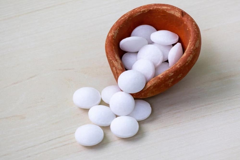 पूजा में इस्तेमाल होने वाला कपूर किस पौधे से बनता है? जानें आग पकड़ने का साइंटिफिक राज