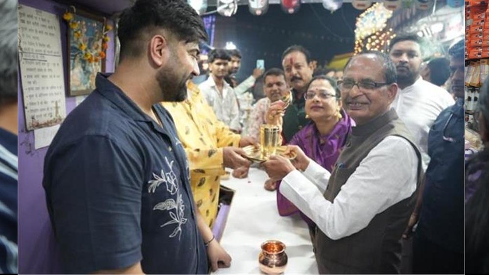 धनतेरस पर मामा का ह्यूमर! चांदी का सिक्का देखकर बोले – ‘महंगा है तो छोटा ले लेते हैं’ धनतेरस पर मामा का ह्यूमर! चांदी का सिक्का देखकर बोले – ‘महंगा है तो छोटा ले लेते हैं’