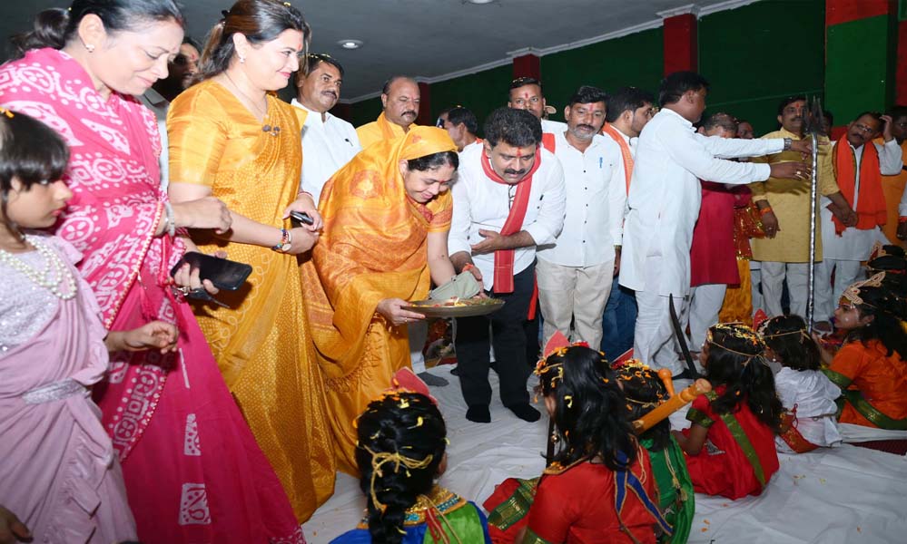 रायपुर : श्रद्धा और शक्ति के प्रतीक नवरात्र में माँ दुर्गा की आराधना कर उपमुख्यमंत्री शर्मा ने दिया सद्भाव का संदेश रायपुर : श्रद्धा और शक्ति के प्रतीक नवरात्र में माँ दुर्गा की आराधना कर उपमुख्यमंत्री शर्मा ने दिया सद्भाव का संदेश