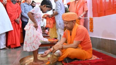 बेटियों के पांव पखार सीएम योगी ने की मातृ शक्ति की आराधना