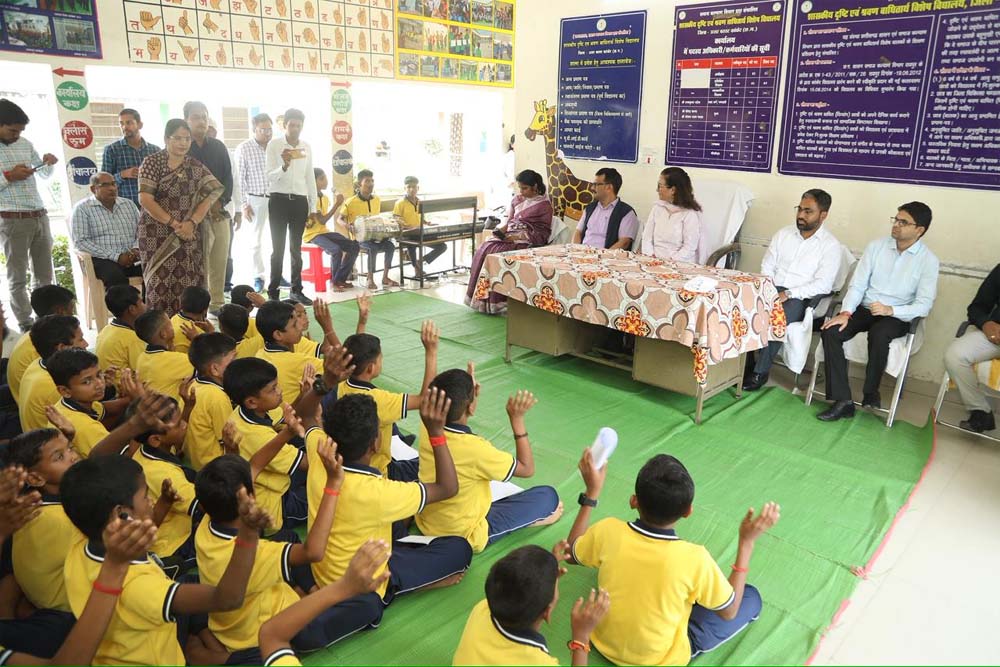 केन्द्र सरकार की अतिरिक्त सचिव पहुंची कांकेर : मावा मोदोल एवं श्रवण बाधितार्थ विद्यालय का किया निरीक्षण
