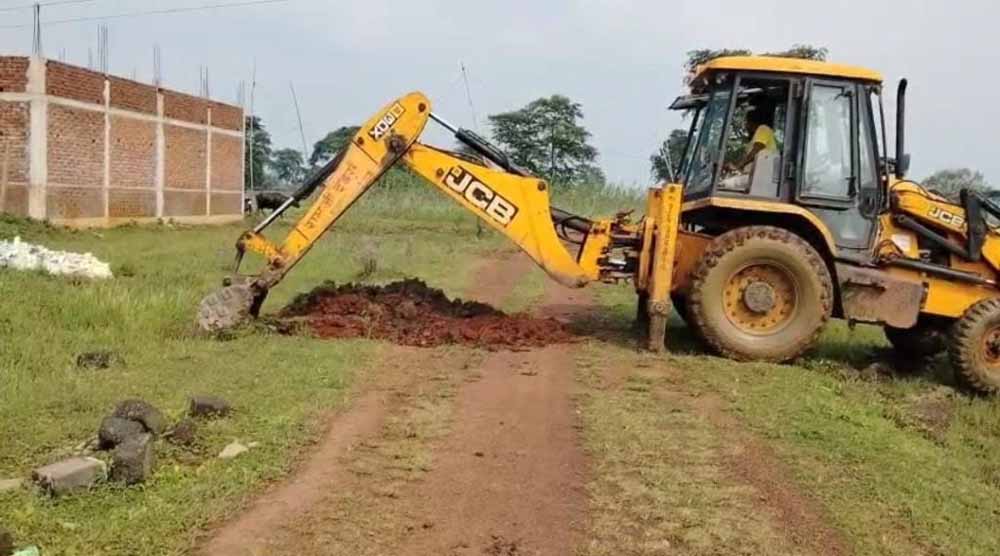 अवैध प्लॉटिंग पर प्रशासन का बुलडोजर, 10 एकड़ जमीन से हटाया कब्जा