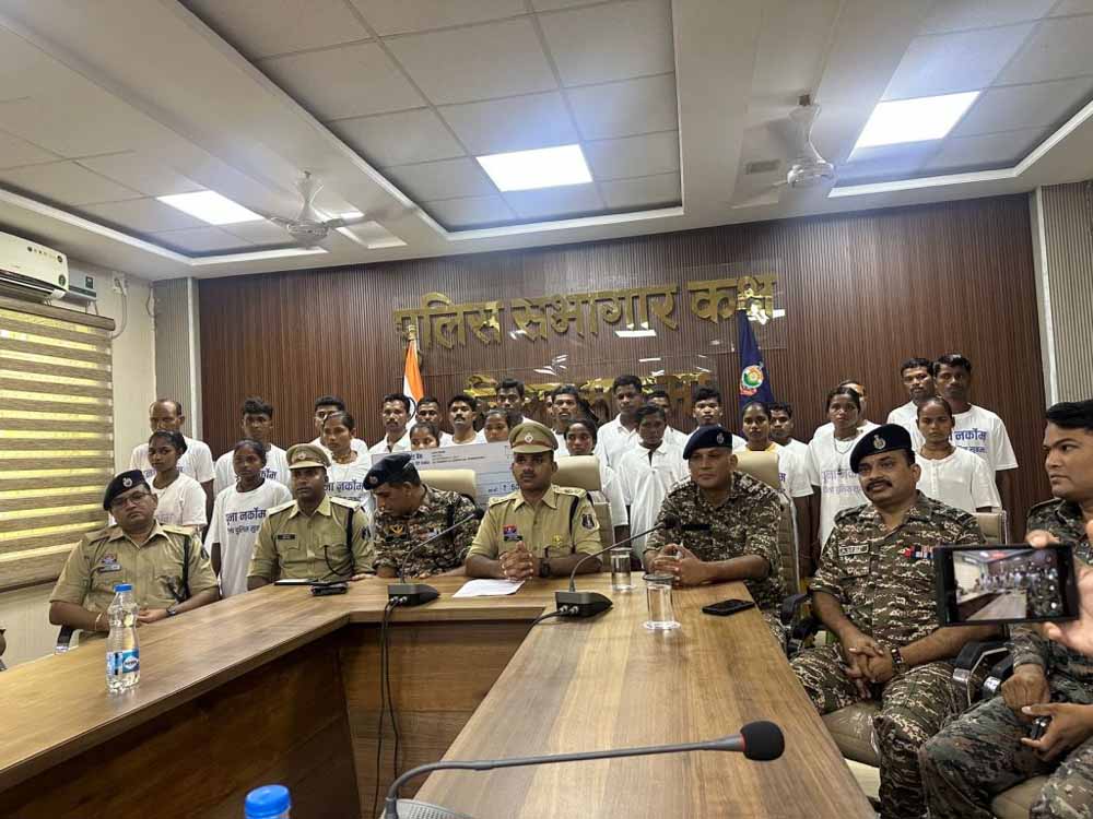 लाल आतंक से निजात: 27 नक्सली लौटे मुख्यधारा, 50 लाख का इनाम रद्द लाल आतंक से निजात: 27 नक्सली लौटे मुख्यधारा, 50 लाख का इनाम रद्द