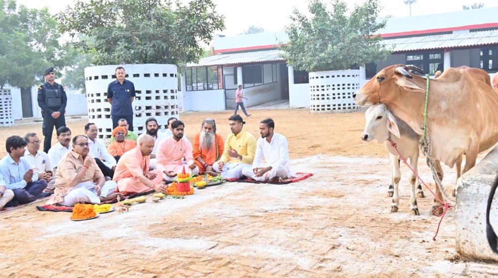 गोरखनाथ मंदिर की गोशाला में मुख्यमंत्री ने की गोवर्धन पूजा