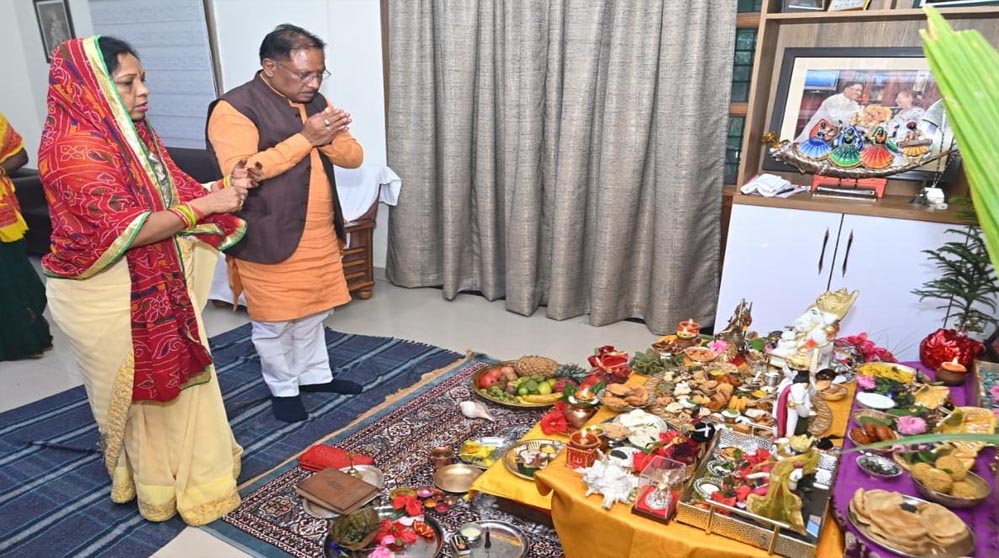 रायपुर : मुख्यमंत्री विष्णु देव साय ने की गोवर्धन पूजा, प्रदेश की सुख-समृद्धि और खुशहाली की कामना की रायपुर : मुख्यमंत्री विष्णु देव साय ने की गोवर्धन पूजा, प्रदेश की सुख-समृद्धि और खुशहाली की कामना की