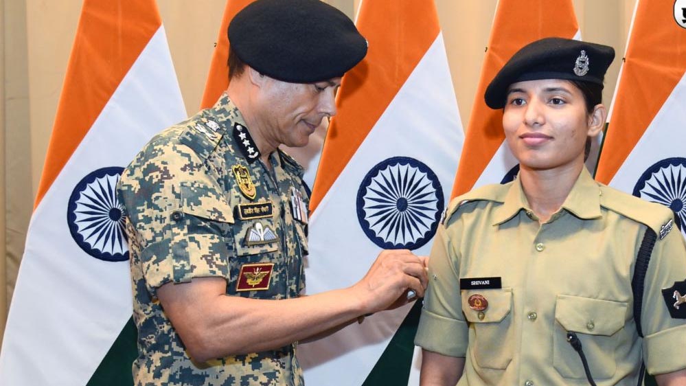 यूपी की शिवानी ने 5 महीने में BSF में किया प्रमोशन, इतिहास रचा