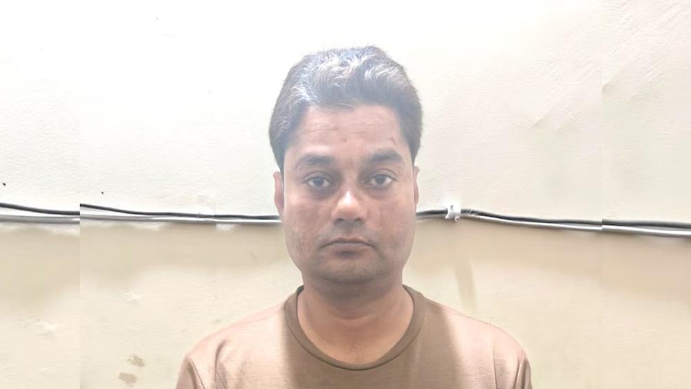 इंदौर किन्नर विवाद का खुलासा: 10 हजार के इनामी राजा हाशमी नरसिंहपुर से गिरफ्तार, फिनाइल पिलाने का आरोप इंदौर किन्नर विवाद का खुलासा: 10 हजार के इनामी राजा हाशमी नरसिंहपुर से गिरफ्तार, फिनाइल पिलाने का आरोप