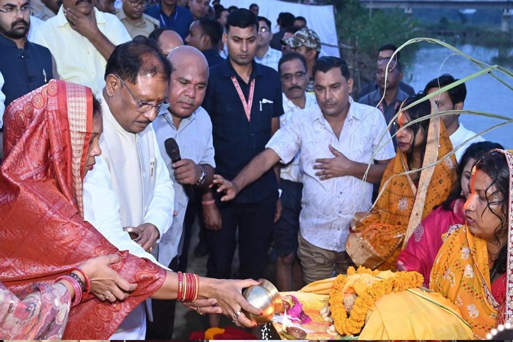 रायपुर : मुख्यमंत्री  साय ने जशपुर में दुलदुला छठ घाट में सूर्य को दिया अर्घ्य: प्रदेश की सुख-समृद्धि और खुशहाली की कामना की