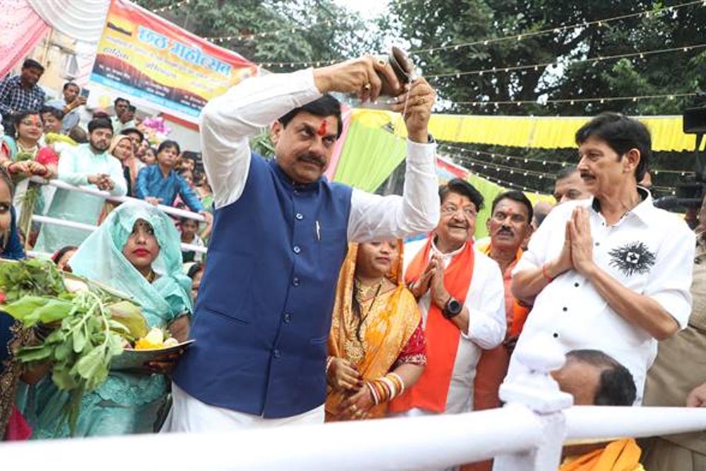 अपनों के सुख समृद्धि के लिए कष्ट सहते हुए आनंद के साथ व्रत रखने वाली माता-बहनों को मेरा नमन : मुख्यमंत्री डॉ. यादव